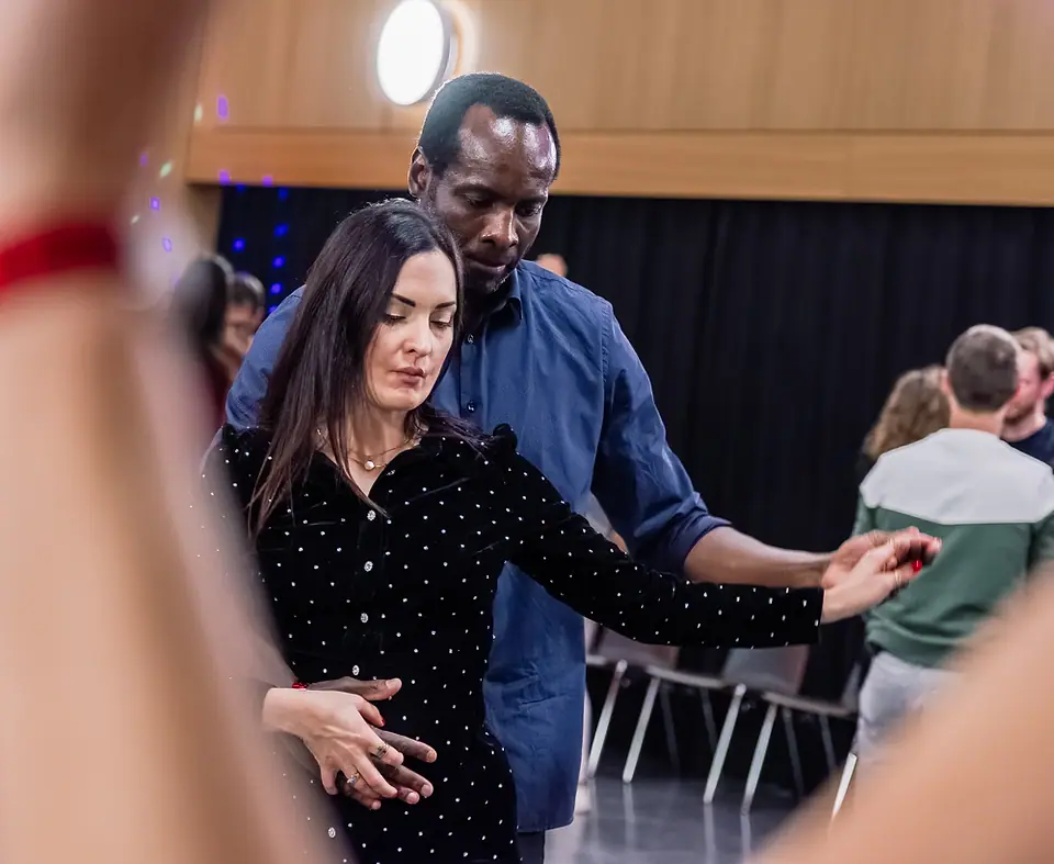 Pendant un stage Villa Vida, en décembre 2024 : une danseuse et son partenaire, ses mains à elle posées sur la sienne à sa taille.