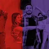 Un couple danse la bachata pendant un stage.